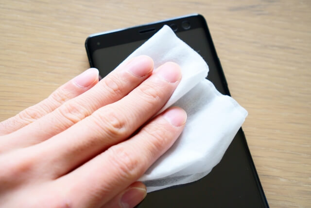 スマホを拭く