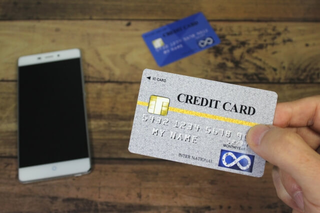 creditカードとスマホ