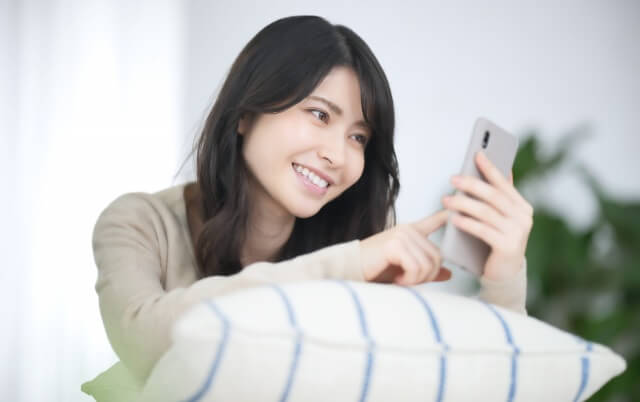 スマホを扱う女性