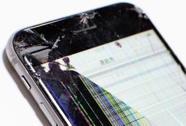 画面が割れているスマホ